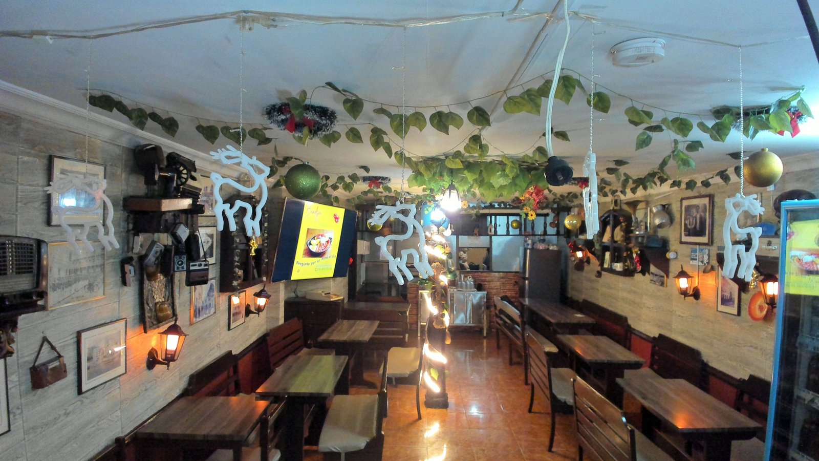 Interior cálido del restaurante Emmanuel